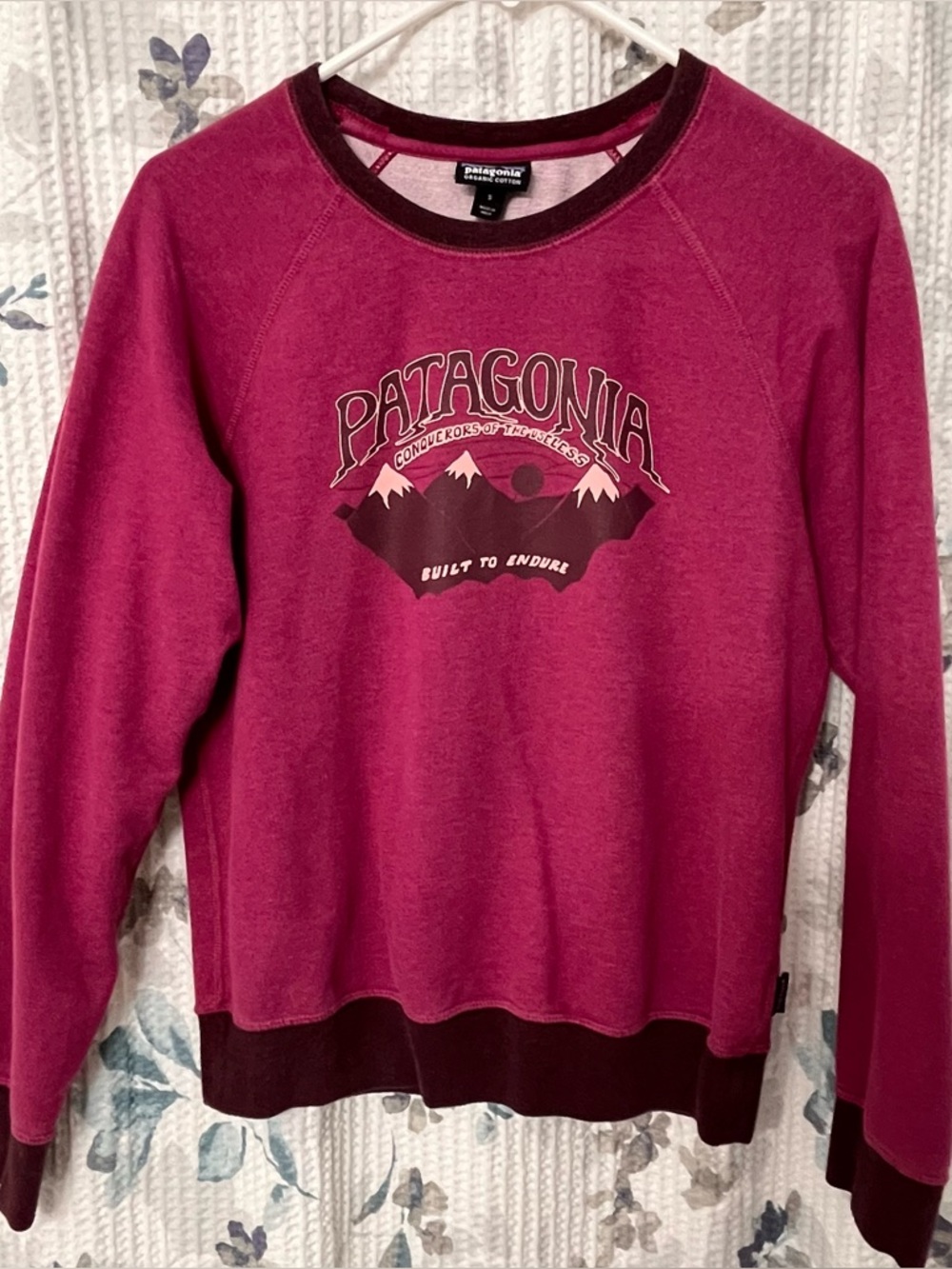 Patagonia Hazy Peaks Midweight CrewSweatshirt in Raspberry Pink
